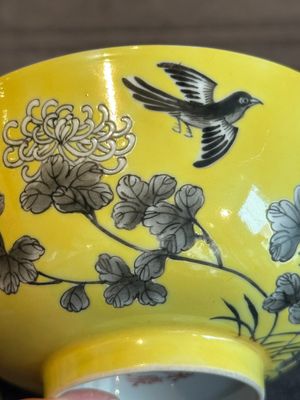 A pair of Chinese 'Da Ya Zhai 大雅齋' yellow-ground grisaille bowls, Yong Qing Chang Chun 永慶長春 mark, 20th C. — photo 19