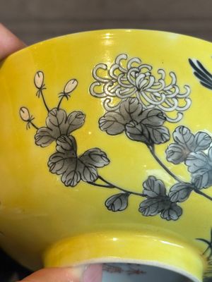 A pair of Chinese 'Da Ya Zhai 大雅齋' yellow-ground grisaille bowls, Yong Qing Chang Chun 永慶長春 mark, 20th C. — photo 20