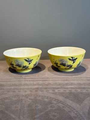 A pair of Chinese 'Da Ya Zhai 大雅齋' yellow-ground grisaille bowls, Yong Qing Chang Chun 永慶長春 mark, 20th C. — photo 2