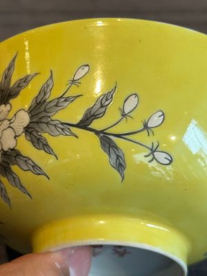 A pair of Chinese 'Da Ya Zhai 大雅齋' yellow-ground grisaille bowls, Yong Qing Chang Chun 永慶長春 mark, 20th C. — photo 21