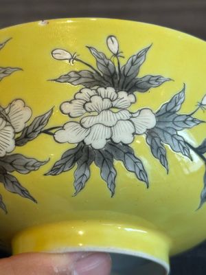 A pair of Chinese 'Da Ya Zhai 大雅齋' yellow-ground grisaille bowls, Yong Qing Chang Chun 永慶長春 mark, 20th C. — photo 22