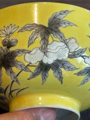 A pair of Chinese 'Da Ya Zhai 大雅齋' yellow-ground grisaille bowls, Yong Qing Chang Chun 永慶長春 mark, 20th C. — photo 23