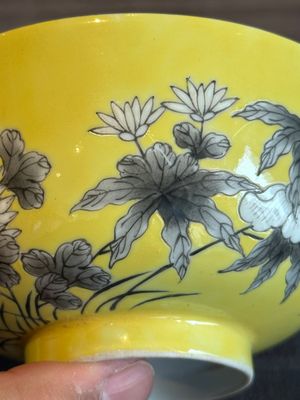 A pair of Chinese 'Da Ya Zhai 大雅齋' yellow-ground grisaille bowls, Yong Qing Chang Chun 永慶長春 mark, 20th C. — photo 24