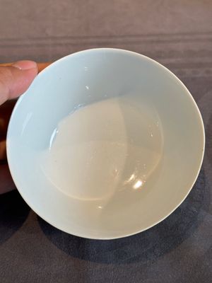 A pair of Chinese 'Da Ya Zhai 大雅齋' yellow-ground grisaille bowls, Yong Qing Chang Chun 永慶長春 mark, 20th C. — photo 4