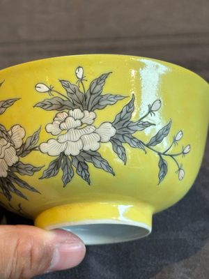 A pair of Chinese 'Da Ya Zhai 大雅齋' yellow-ground grisaille bowls, Yong Qing Chang Chun 永慶長春 mark, 20th C. — photo 5