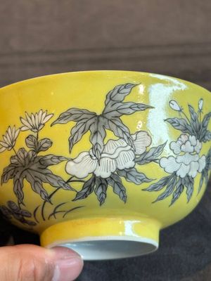 A pair of Chinese 'Da Ya Zhai 大雅齋' yellow-ground grisaille bowls, Yong Qing Chang Chun 永慶長春 mark, 20th C. — photo 6