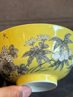 A pair of Chinese 'Da Ya Zhai 大雅齋' yellow-ground grisaille bowls, Yong Qing Chang Chun 永慶長春 mark, 20th C. — photo 7