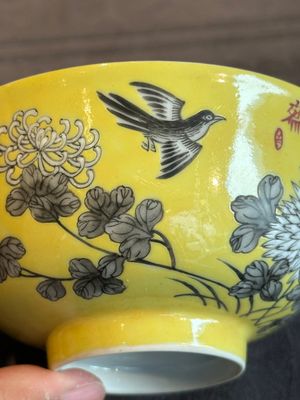 A pair of Chinese 'Da Ya Zhai 大雅齋' yellow-ground grisaille bowls, Yong Qing Chang Chun 永慶長春 mark, 20th C. — photo 10