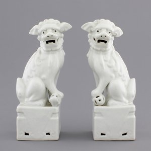 A pair of Chinese Dehua blanc de Chine figures of foo dogs or guardian lions, 19/20th — photo 1