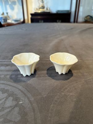 A pair of Chinese Dehua blanc de Chine flower-shaped cups, Kangxi — foto 1