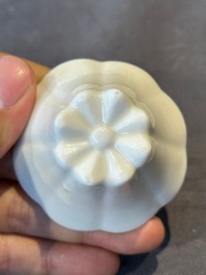 A pair of Chinese Dehua blanc de Chine flower-shaped cups, Kangxi — foto 11