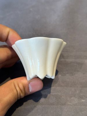 A pair of Chinese Dehua blanc de Chine flower-shaped cups, Kangxi — foto 2