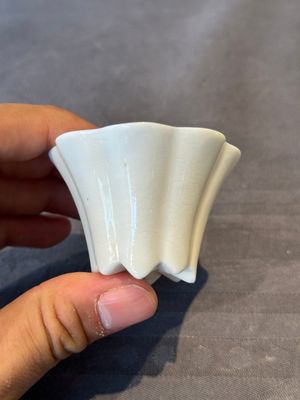 A pair of Chinese Dehua blanc de Chine flower-shaped cups, Kangxi — foto 3