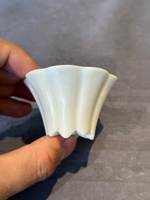 A pair of Chinese Dehua blanc de Chine flower-shaped cups, Kangxi — foto 4
