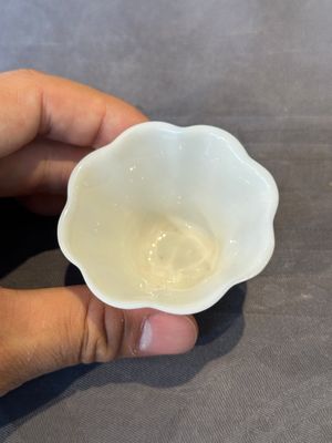 A pair of Chinese Dehua blanc de Chine flower-shaped cups, Kangxi — foto 6