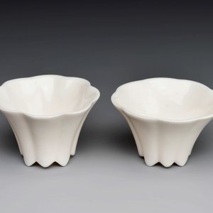 A pair of Chinese Dehua blanc de Chine flower-shaped cups, Kangxi — foto 1