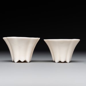 A pair of Chinese Dehua blanc de Chine flower-shaped cups, Kangxi — foto 2