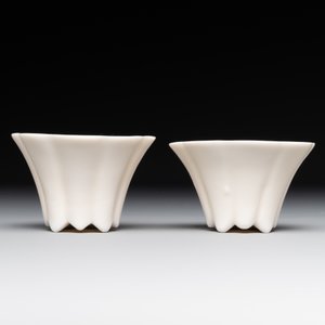 A pair of Chinese Dehua blanc de Chine flower-shaped cups, Kangxi — foto 3