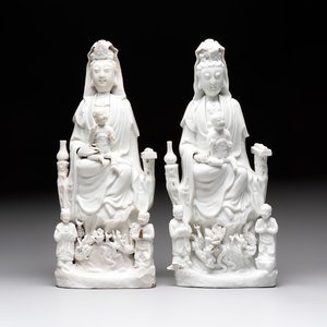 A pair of Chinese Dehua blanc de Chine groups of Guanyin with a child and servants, 18th C. — photo 1