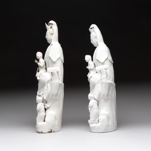 A pair of Chinese Dehua blanc de Chine groups of Guanyin with a child and servants, 18th C. — photo 2
