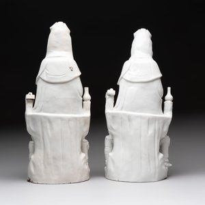 A pair of Chinese Dehua blanc de Chine groups of Guanyin with a child and servants, 18th C. — photo 3