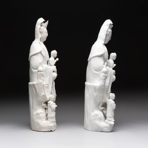 A pair of Chinese Dehua blanc de Chine groups of Guanyin with a child and servants, 18th C. — photo 4
