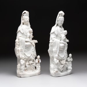 A pair of Chinese Dehua blanc de Chine groups of Guanyin with a child and servants, 18th C. — photo 5