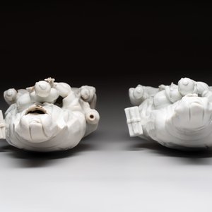 A pair of Chinese Dehua blanc de Chine groups of Guanyin with a child and servants, 18th C. — photo 6