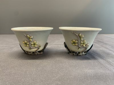 A pair of Chinese Dehua blanc de Chine relief-decorated famille rose 'prunus' cups, 19th C. — photo 1