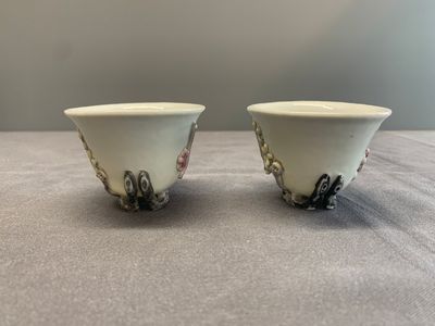 A pair of Chinese Dehua blanc de Chine relief-decorated famille rose 'prunus' cups, 19th C. — photo 2