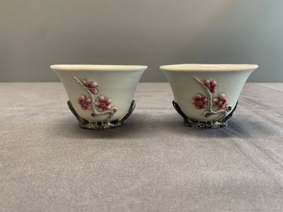 A pair of Chinese Dehua blanc de Chine relief-decorated famille rose 'prunus' cups, 19th C. — photo 3