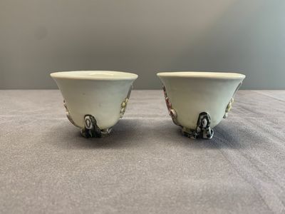 A pair of Chinese Dehua blanc de Chine relief-decorated famille rose 'prunus' cups, 19th C. — photo 4