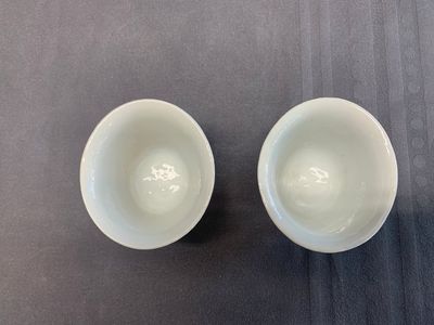 A pair of Chinese Dehua blanc de Chine relief-decorated famille rose 'prunus' cups, 19th C. — photo 5