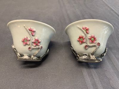 A pair of Chinese Dehua blanc de Chine relief-decorated famille rose 'prunus' cups, 19th C. — photo 6