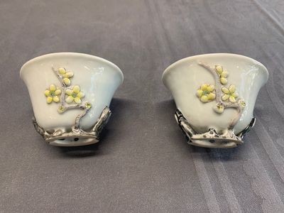 A pair of Chinese Dehua blanc de Chine relief-decorated famille rose 'prunus' cups, 19th C. — photo 7