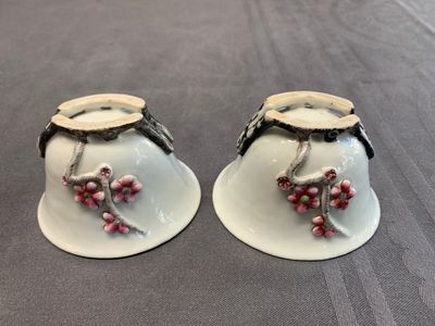 A pair of Chinese Dehua blanc de Chine relief-decorated famille rose 'prunus' cups, 19th C. — photo 8