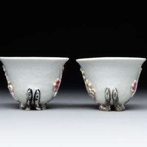 A pair of Chinese Dehua blanc de Chine relief-decorated famille rose 'prunus' cups, 19th C. — photo 2