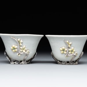 A pair of Chinese Dehua blanc de Chine relief-decorated famille rose 'prunus' cups, 19th C. — photo 3