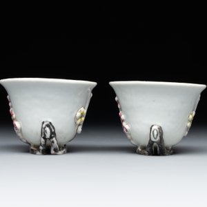 A pair of Chinese Dehua blanc de Chine relief-decorated famille rose 'prunus' cups, 19th C. — photo 4