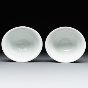 A pair of Chinese Dehua blanc de Chine relief-decorated famille rose 'prunus' cups, 19th C. — photo 5