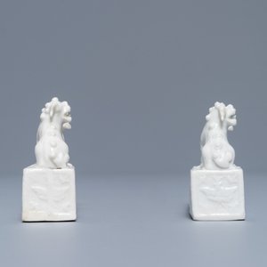 A pair of Chinese Dehua blanc de Chine scroll weights, Kangxi — 照片 5