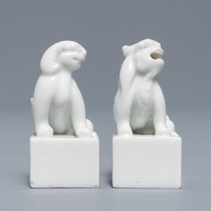 A pair of Chinese Dehua blanc de Chine seals with lions, impressed sealmarks, Kangxi — photo 3