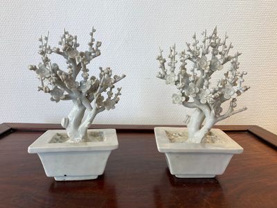 A pair of Chinese Dehua blanc de Chine trees with birds, Kangxi — photo 1