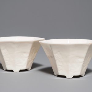 A pair of Chinese Dehua blanc de Chine wine cups with anhua design of horses, Transitional period — photo 1