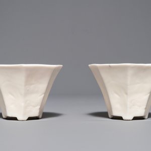 A pair of Chinese Dehua blanc de Chine wine cups with anhua design of horses, Transitional period — photo 5