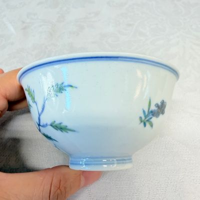 A pair of Chinese doucai bowls with floral design — photo 4