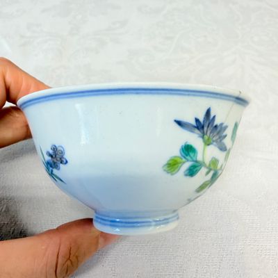A pair of Chinese doucai bowls with floral design — photo 5