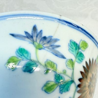 A pair of Chinese doucai bowls with floral design — photo 9