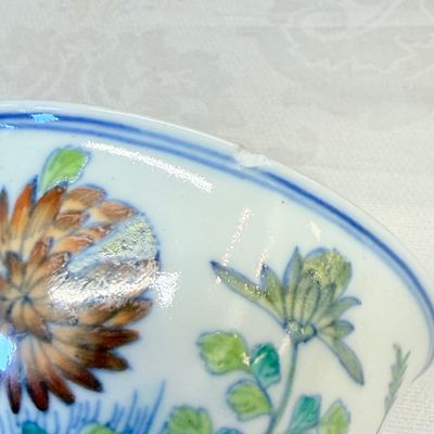 A pair of Chinese doucai bowls with floral design — photo 10