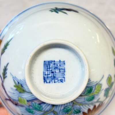 A pair of Chinese doucai bowls with floral design — photo 12